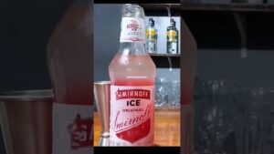 MISTUREI ICE SMIRNOFF COM INGREDIENTES QUE TINHA EM CASA E ESSE FOI O RESULTADO